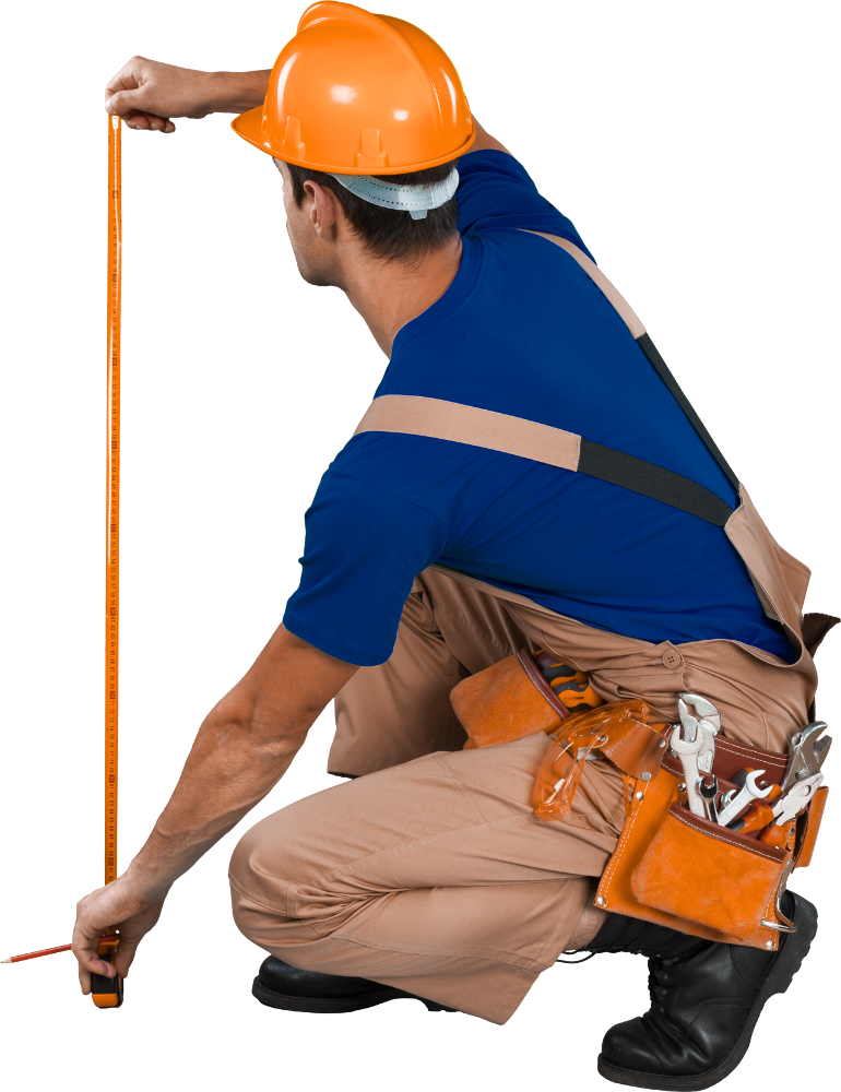 Homme de chantier qui mesure avec un casque et des outils